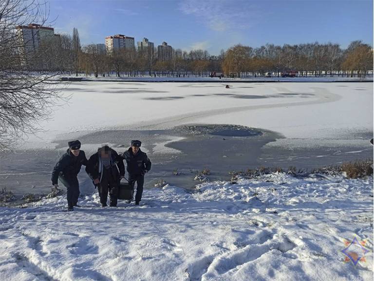 МЧС информирует  Первые морозы и первые выходы на лед.