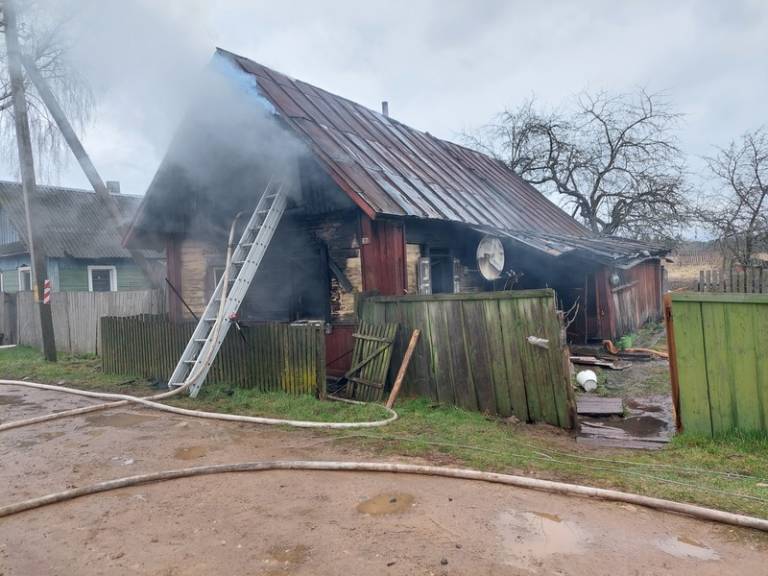 Служба 101 информирует  В д.Новохросты на пожаре погиб человек