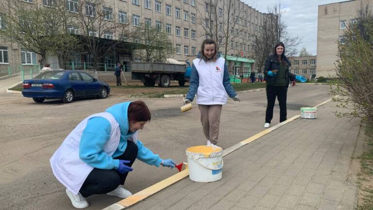 Более 120 работников сферы здравоохранения 22 апреля наводили порядок и красоту возле медицинских учреждений.