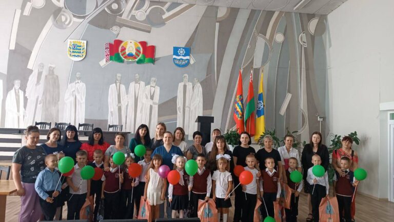 Профсоюз Крупской ЦРБ и главный врач Леонович Екатерина Михайловна поздравили детей-первоклассников работников здравоохранения с началом учебного года и вручили памятные подарки