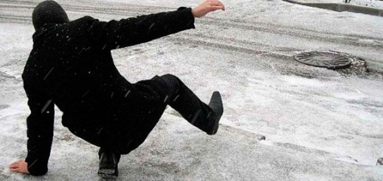 Правила, соблюдение которых поможет избежать падения и тяжелых травм в гололед